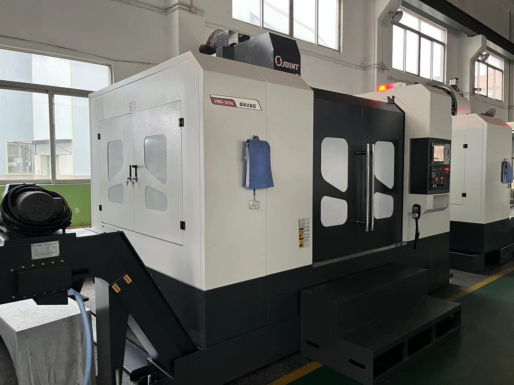 Quality CNC Milling Machine Bt50/11kw with Chain Type Chip Conveyor CNC Milling Machine Y Axis 4 Rails for sale