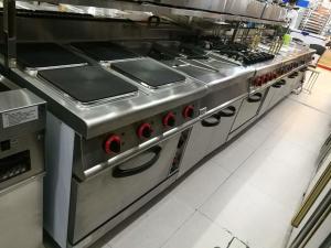 China Western Kitchen Equipment Commercial Gas Stove 4 Burner with Down Oven 700*700*850+70mm wholesale