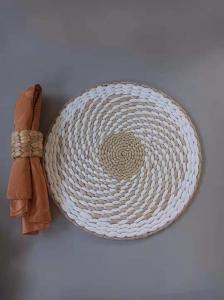 China Hot Sale Eco- friendly Handmade Natural Water Hyacinth Woven Table Placemat Seagrass Rattan Straw Placemats wholesale
