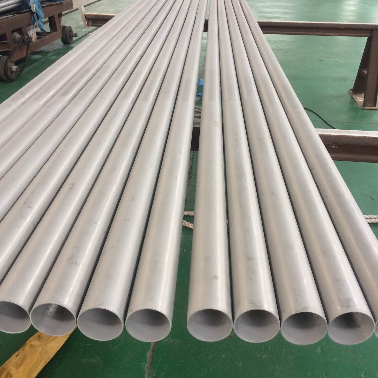 China 409 347h 304 Ss Seamless Pipe 4.5 Inch 4 Inch 304 Seamless Tubing 0.1-10mm wholesale