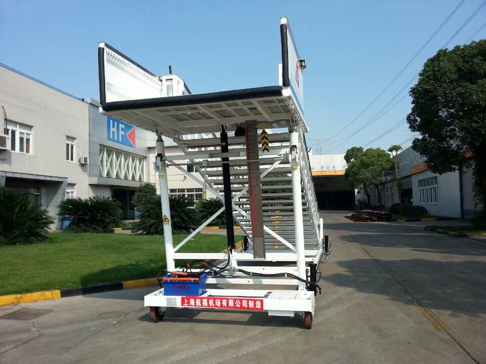 China Flexible Aircraft Passenger Stairs , Steps To Boarding A Plane Easy Maintain wholesale
