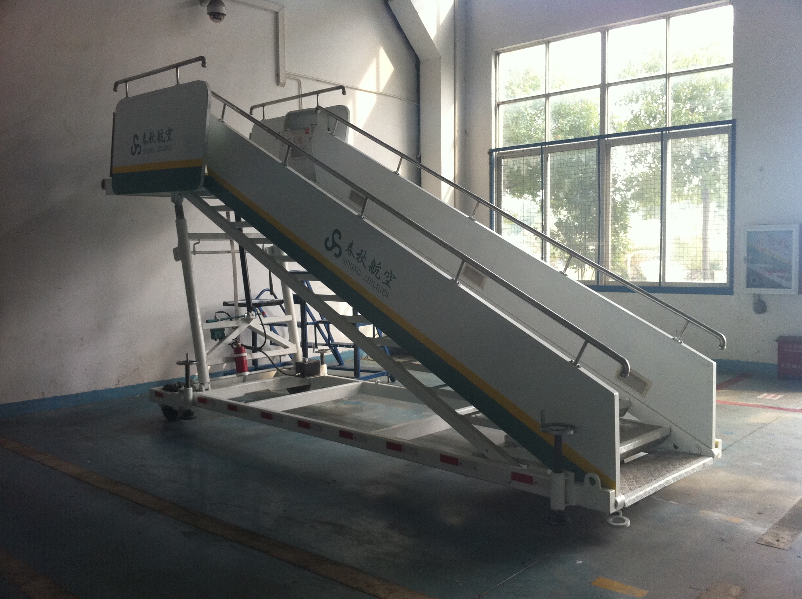 China Stable Aircraft Passenger Stairs 4610 kg Rear Axle Carrying Capacity wholesale
