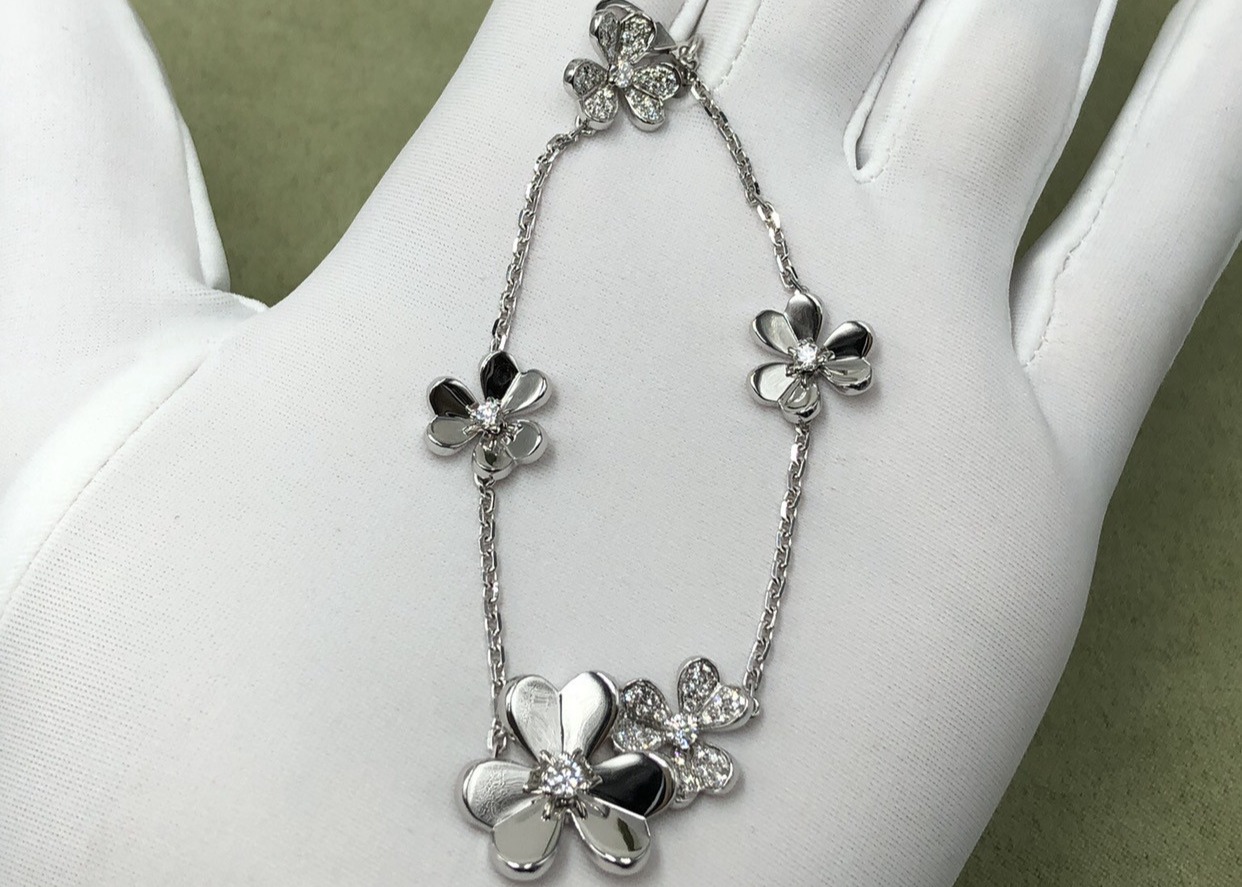 China Simple Design Van Cleef Frivole Bracelet 5 Flowers For Engagement wholesale