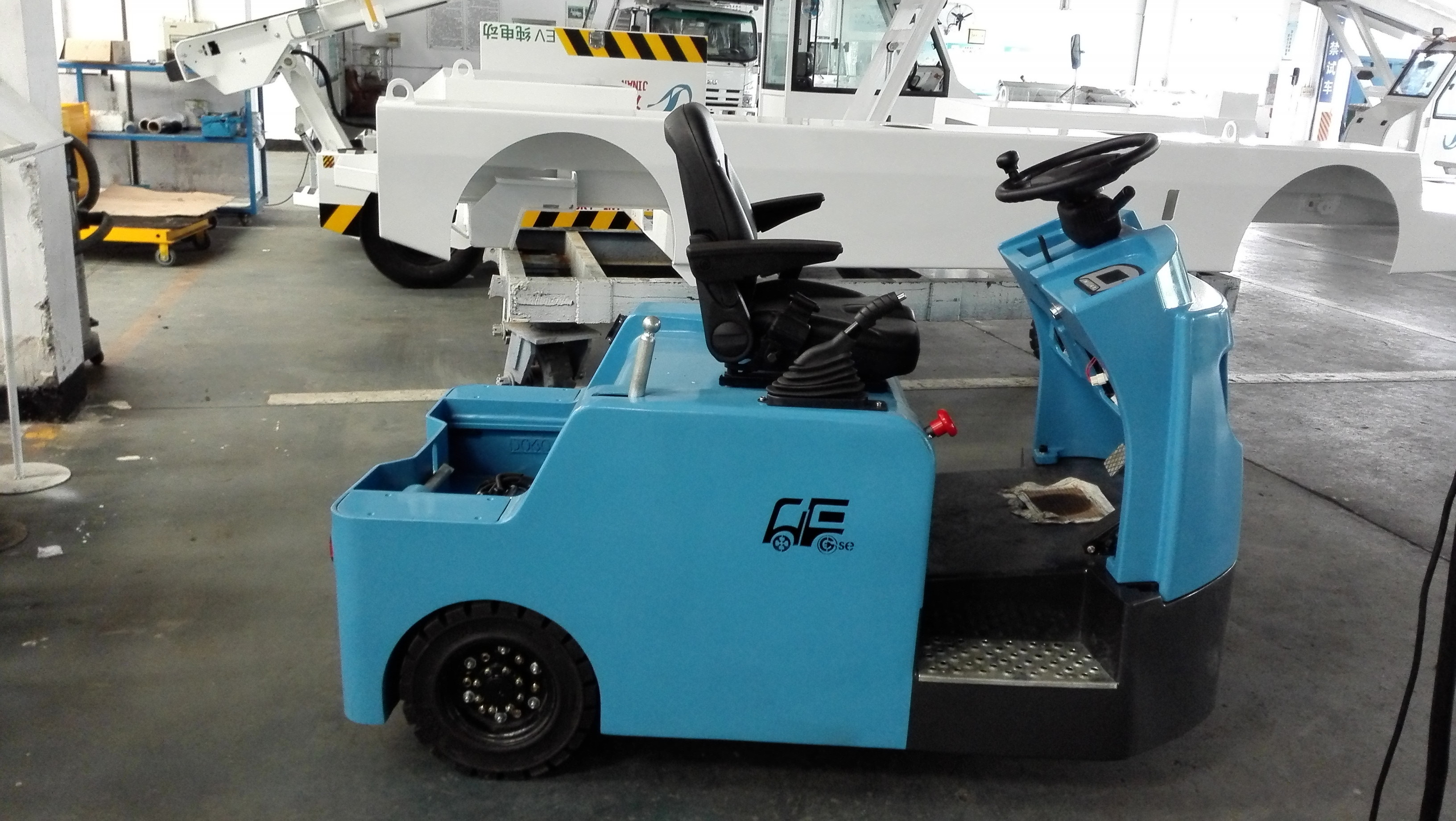China Blue Baggage Towing Tractor Carbon Steel Material With Lead Acid Battery wholesale