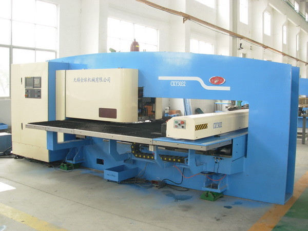China Hydraulic CNC Turret Punching Machine 60 m/min With FANUC System on sale