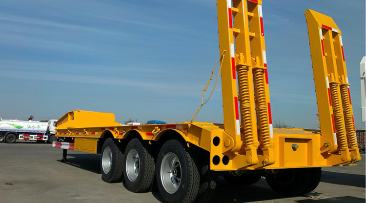 China 3 Axles Gooseneck Low Bed Trailer Transporter 70 Ton For Heavy Excavator Wheelloader wholesale