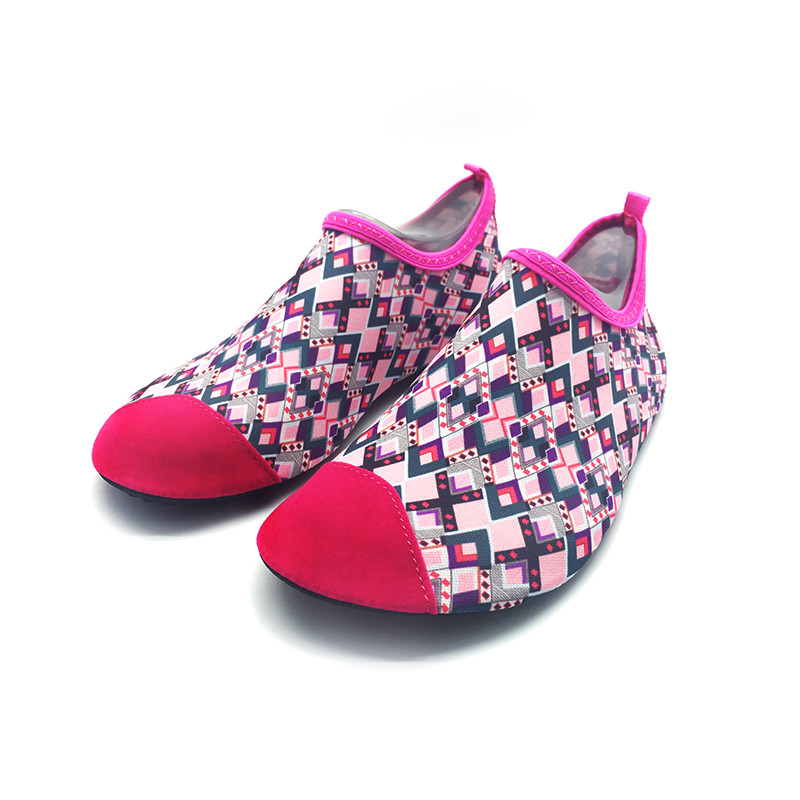 China Flexible Red Aqua Foot Water Shoes Outside Pool And Beach Shoes Cozy Feel wholesale