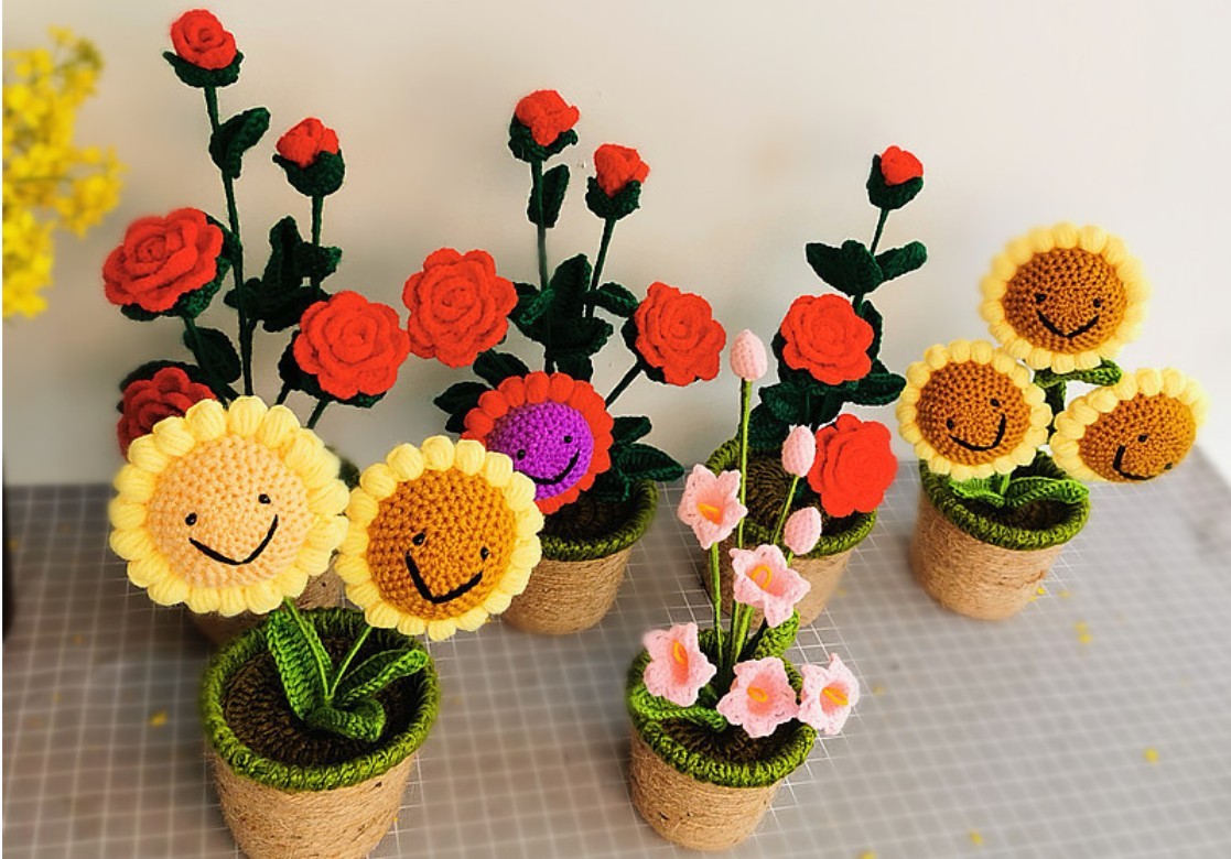 China New Creative Luxury Handmade Crochet Knitting Plants Flowers Handicraft Home Decorations Crochet Flower wholesale