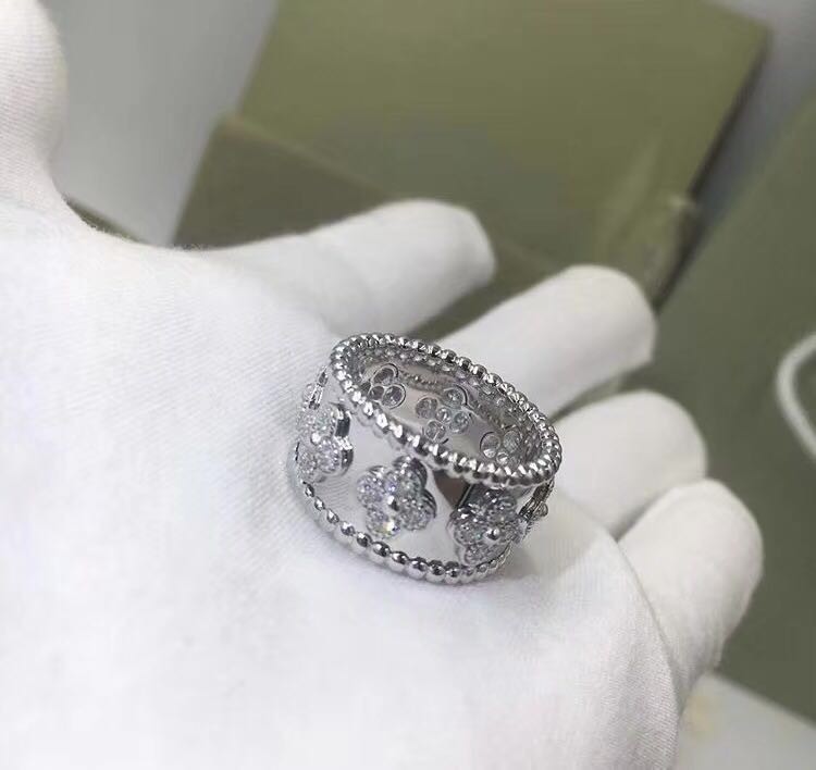 China Stylish Medium Model VS Diamond PerléE Clovers Ring For Young Girl wholesale