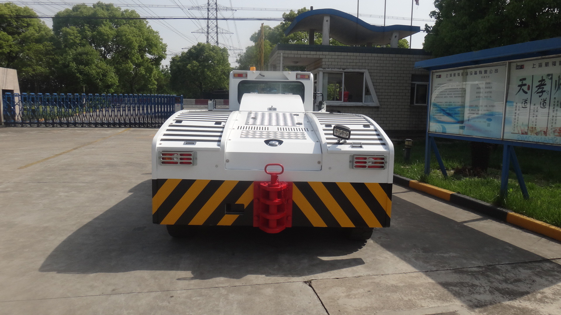 China CE Aircraft Tow Tractor 192000 Kg Max Towing Capacity With Lead Acid Battery wholesale