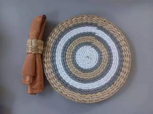 China Hot Sale Eco- friendly Handmade Natural Water Hyacinth Woven Table Placemat Seagrass Rattan Straw Placemats Mats wholesale