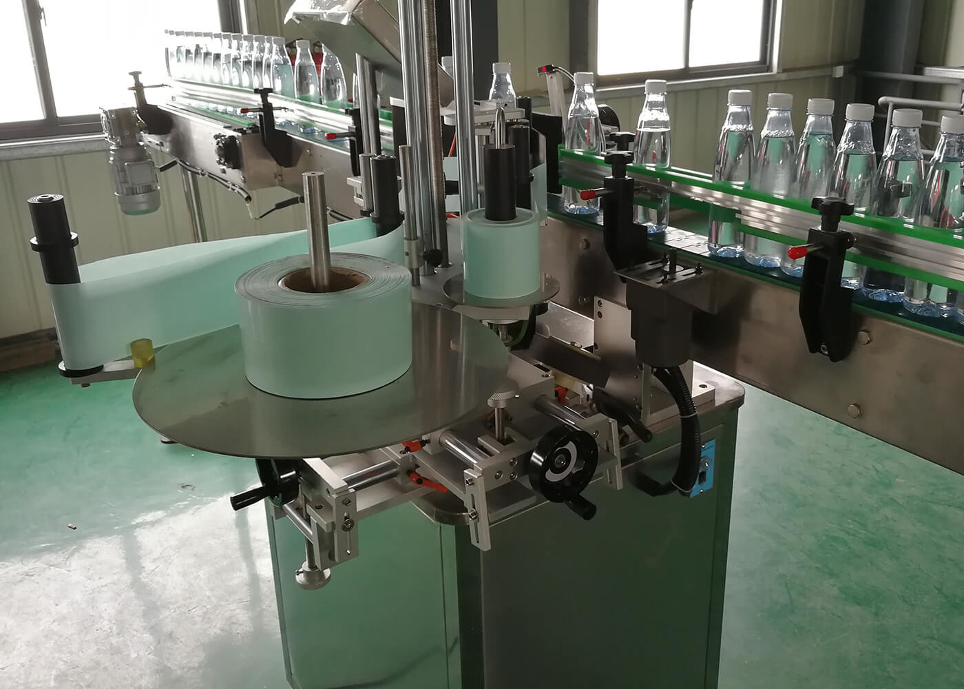 China Fully Automatic Self Adhesive Sticker Labeller Machine for Bottling Products on sale