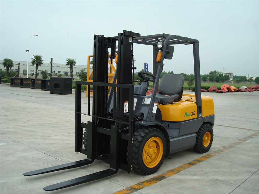 China Warehouse Diesel Operated Forklift High Efficiency 3.5 Ton Load Capacity wholesale