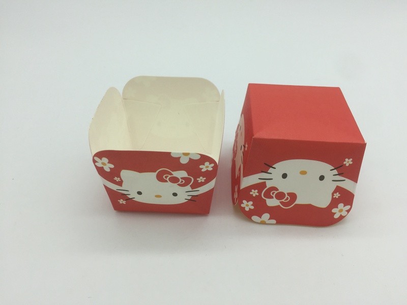 Red Square Cupcake Holders , Oil - Proof Cupcake Paper Molds Hello Kitty Cute Printing