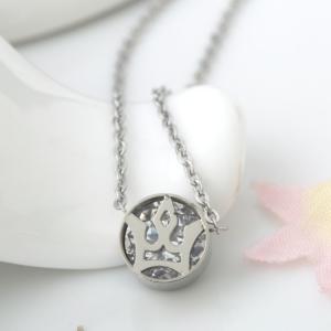 China Queen′s Jewelry Fashion 316L Stainless Steel Silver Crown Pendant Necklace with silver color on sale