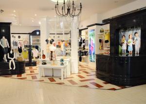 China Durable Kids Retail Clothing Fixtures Garment Shop Wood Adjustable Shelves wholesale